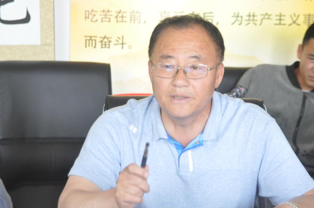 刘绍忠作主题发言佟金梅作总结讲话肖振伟主持学生党员进行分享交流